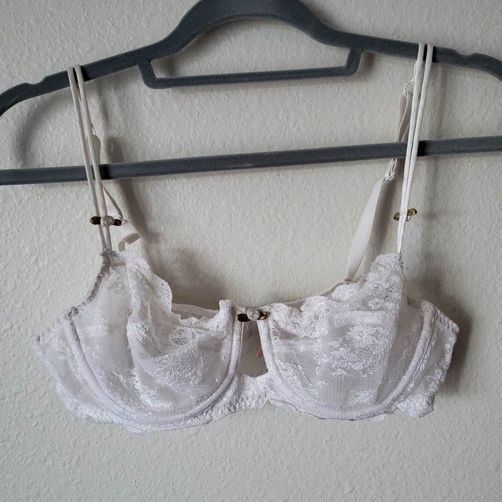 Victoria Secret white laced bra size 36B